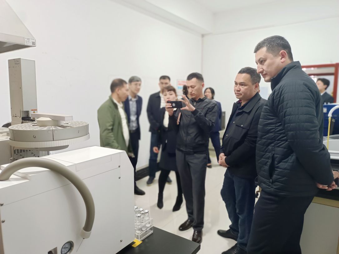 乌兹别克斯坦矿物资源研究所专家代表团莅临中陕核测试公司参观调研