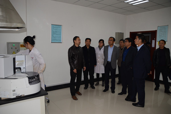 省环保厅核安全局樊少文局长、省质监局高阳副局长一行到分析测试有限公司检查指导工作(图1)