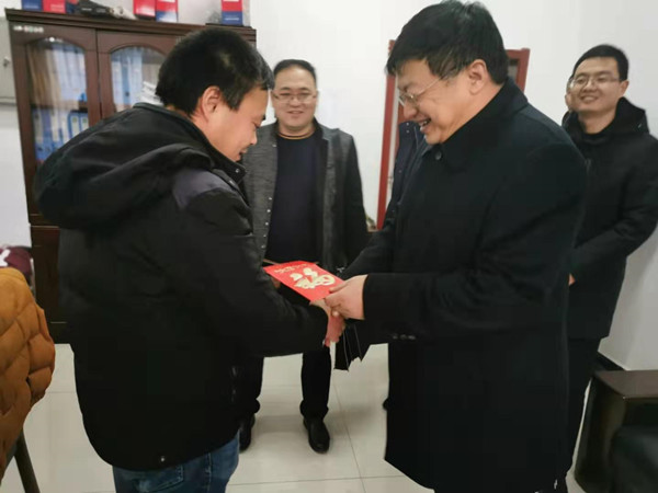 集团公司党委副书记、总经理杨百锁到测试公司慰问困难职工(图1)