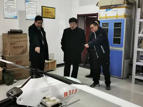 集团公司党委副书记、总经理杨百锁到测试公司慰问困难职工(图2)