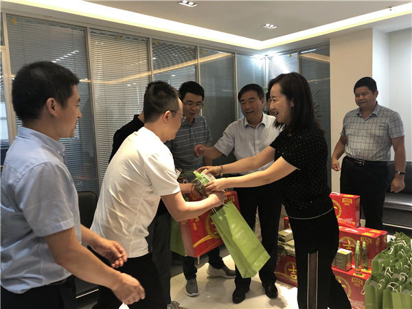 集团公司副总经理孔维国一行到生态环境公司开展“伏暑送清凉”慰问活动(图1)